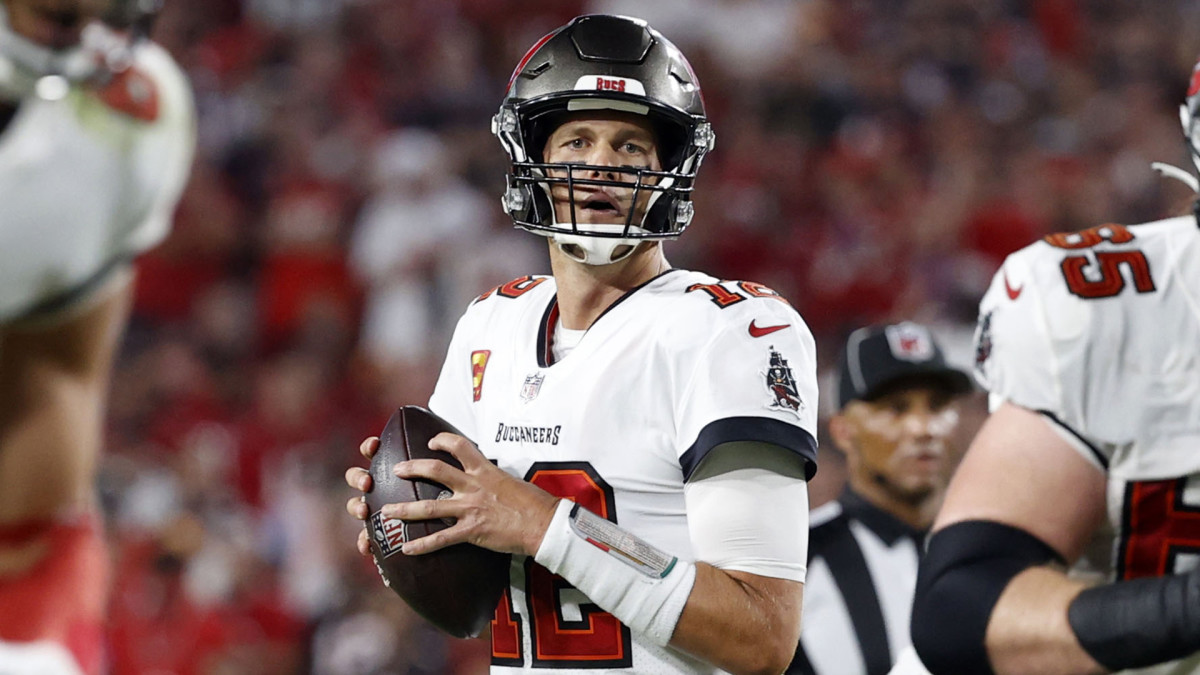 Tom Brady looks downfield during the Bucs season-opening win over the Cowboys